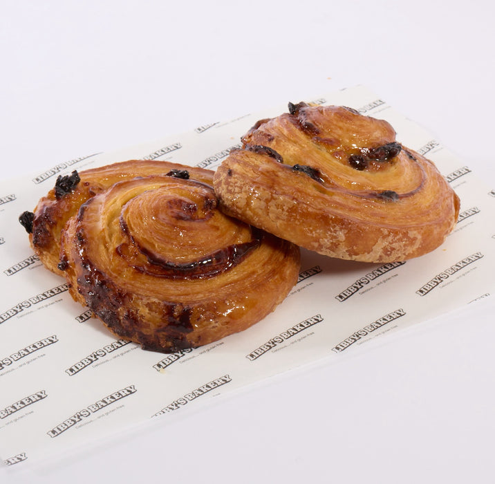 Two libbys gluten free pain aux raisons on a white surface with text.